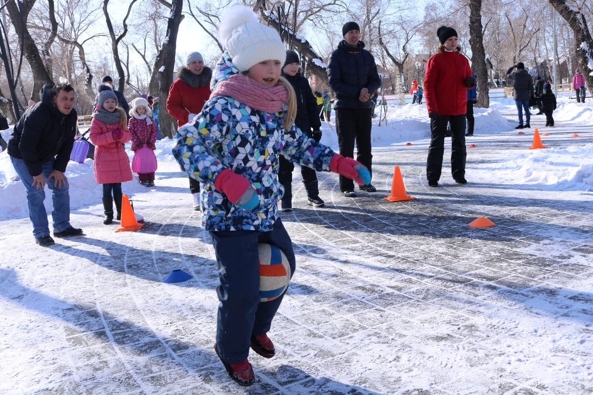 День здоровье зимний. Зимний день здоровья. Игры на улице зимой. День здоровья на улице. Спортивный праздник на улице зимой в детском саду.