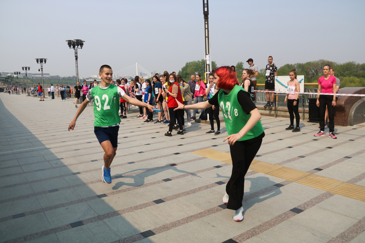 культурно спортивная эстафета в белгородской области. эстафета в тюмени сегодня. легкоатлетическая эстафета в ишиме. спортивные мероприятия. легкая атлетика бегуны.