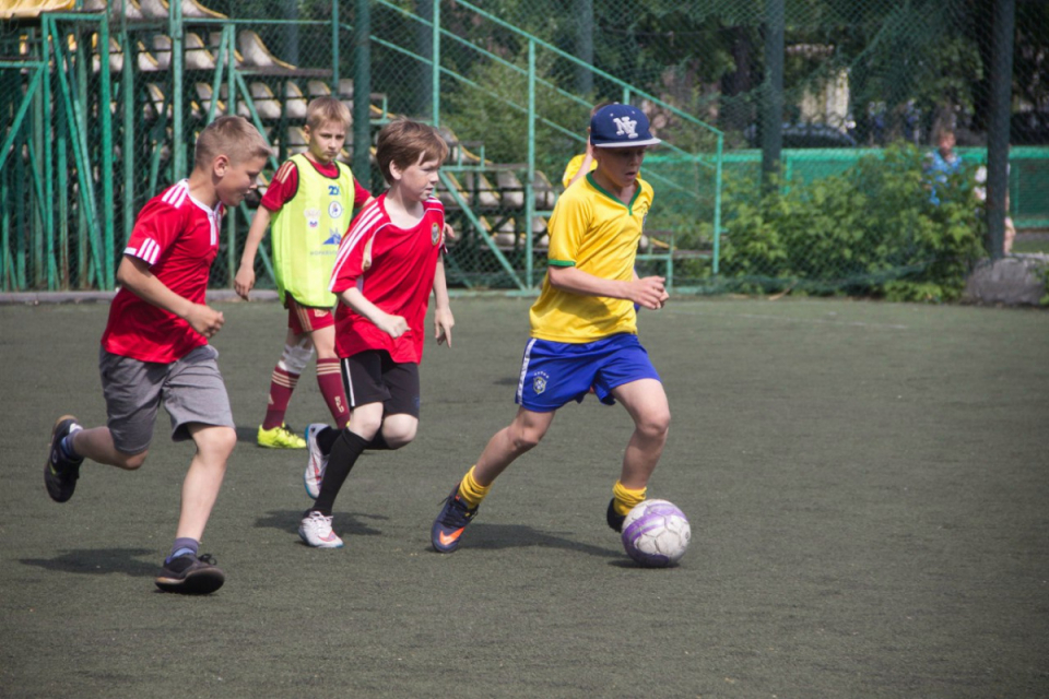 Дворовые команды сыграют в городском финале соревнований по футболу «Кожаный мяч»